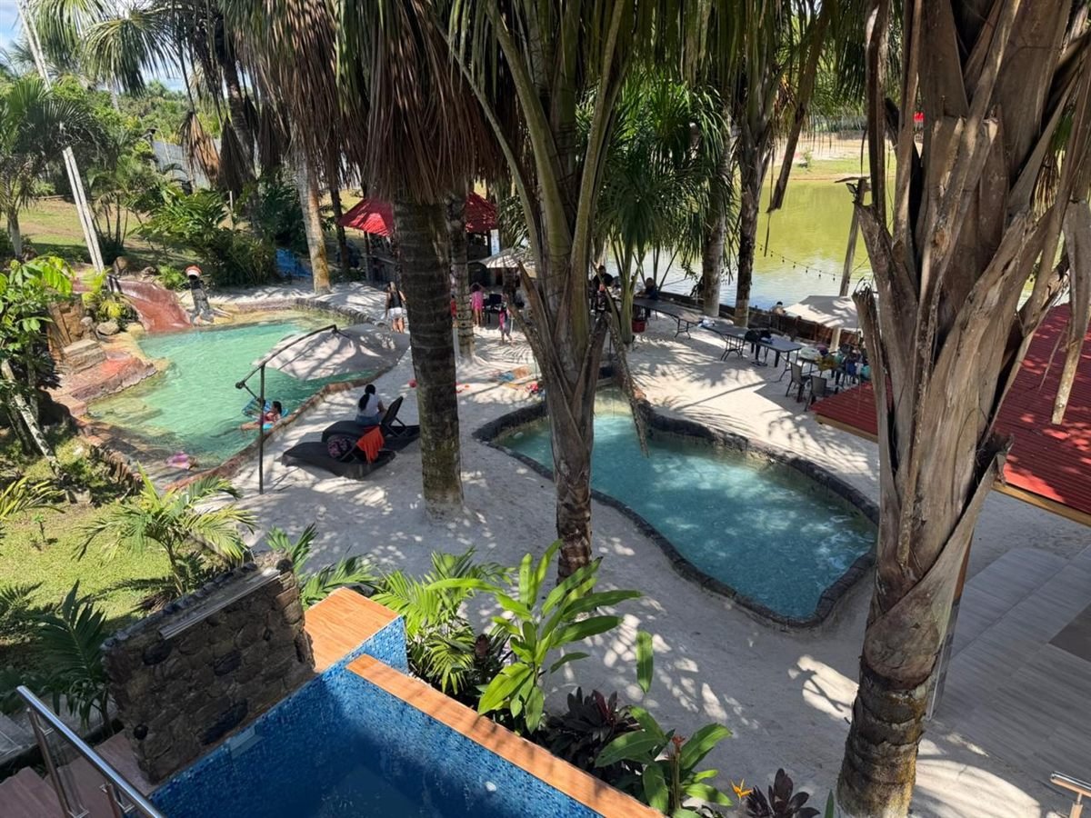 Las piscinas de agua cristalina natural, rodeadas de arena blanca y palmeras