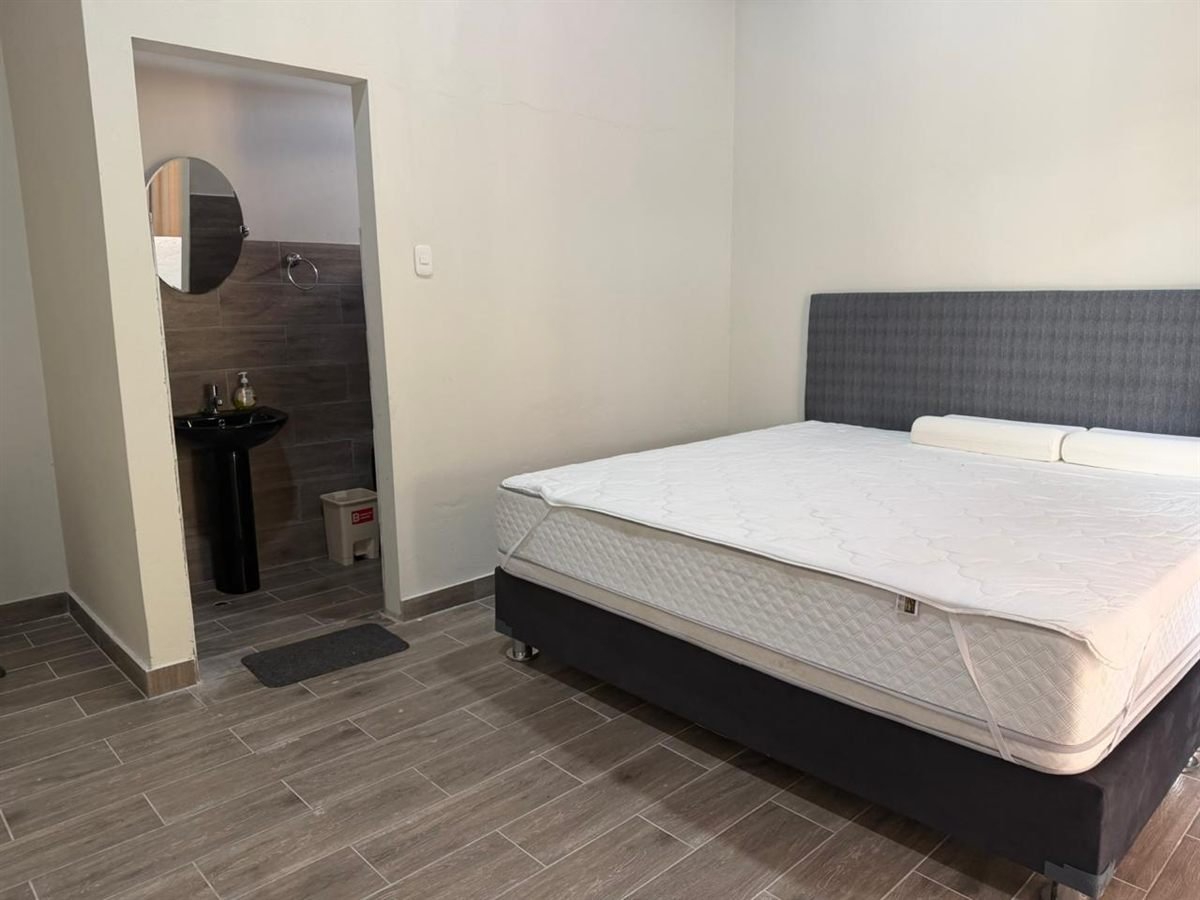 Habitación con aire acondicionado y baño privado