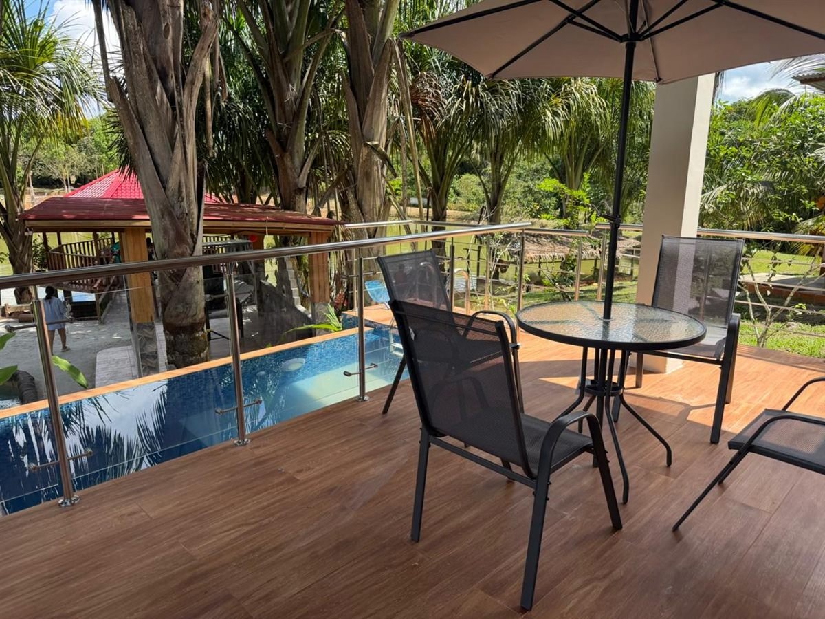 Terraza del bungalow con vista a la piscina privada panorámica