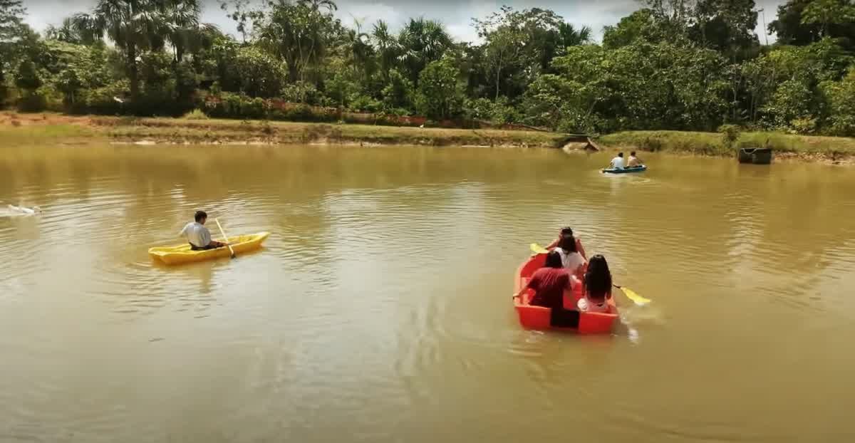 La laguna con botes, uno de los paseos favoritos de los visitantes